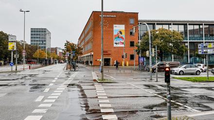 19.10.2023, Schleswig-Holstein, Kiel: Regenpfützen sammeln sich auf der Kreuzung vor dem Neuen Kieler Rathaus auf der sich ein schwerer Unfall ereignet hat. 
