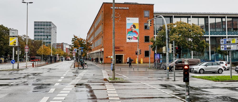 19.10.2023, Schleswig-Holstein, Kiel: Regenpfützen sammeln sich auf der Kreuzung vor dem Neuen Kieler Rathaus auf der sich ein schwerer Unfall ereignet hat.