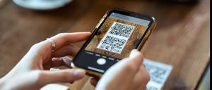 Heute weiß fast jeder etwas mit QR-Codes anzufangen: Man scannt sie mit dem Smartphone und wird meist zu einer Webseite geleitet. 