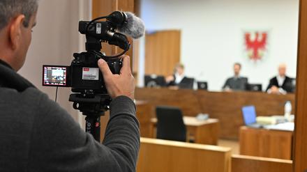 Ein Video-Journalist filmt im Landgericht die sich schließende Tür des Saals, in dem der Prozess wegen illegalen Medikamentenhandel stattfindet.