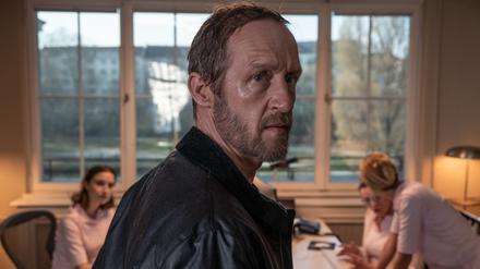 Die Suche nach seiner vermissten Tochter lässt Psychiater Viktor Larenz (Stephan Kampwirth) verzweifeln. 