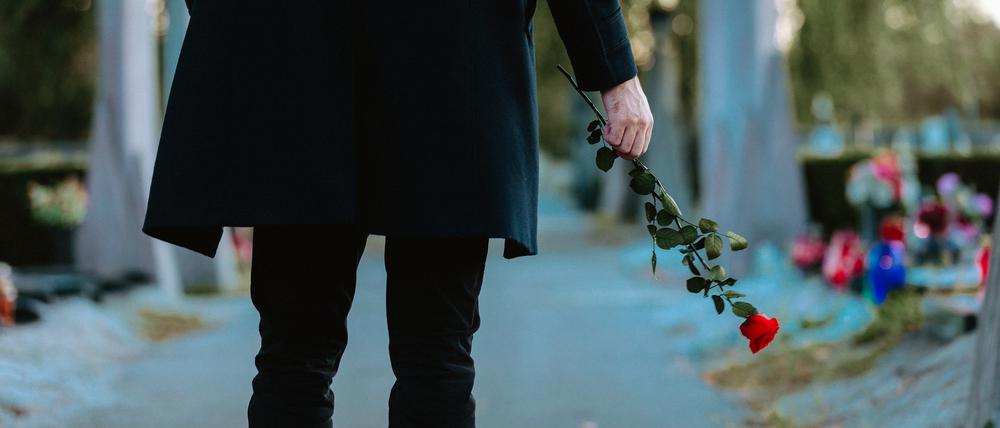 Der Tod eines geliebten Menschen kann für Hinterbliebene ein tiefer Einschnitt sein.