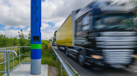 Eine Kontrollstelle zur Erfassung der Maut für LKW an der Bundesstraße 87 bei Frankfurt (Oder). 