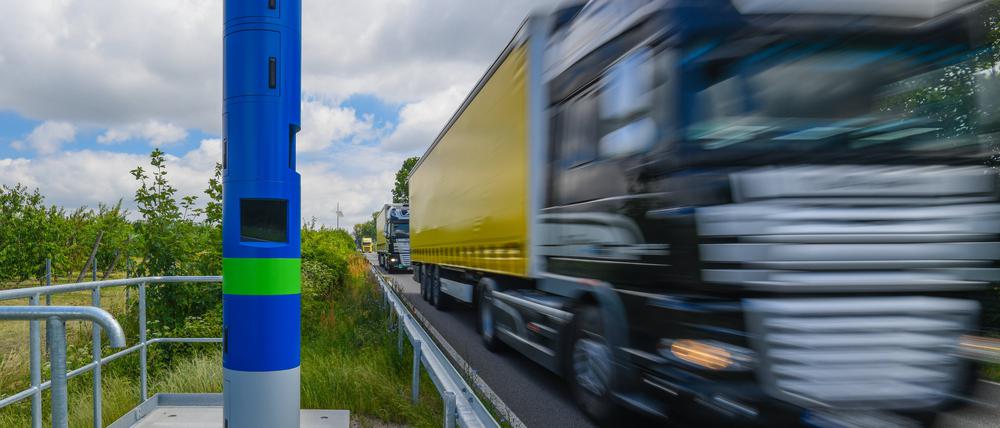 Eine Kontrollstelle zur Erfassung der Maut für LKW an der Bundesstraße 87 bei Frankfurt (Oder). 