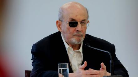 Salman Rushdie am Freitag früh in Frankfurt bei der traditionellen Pressekonferenz mit dem Friedenspreisträger.