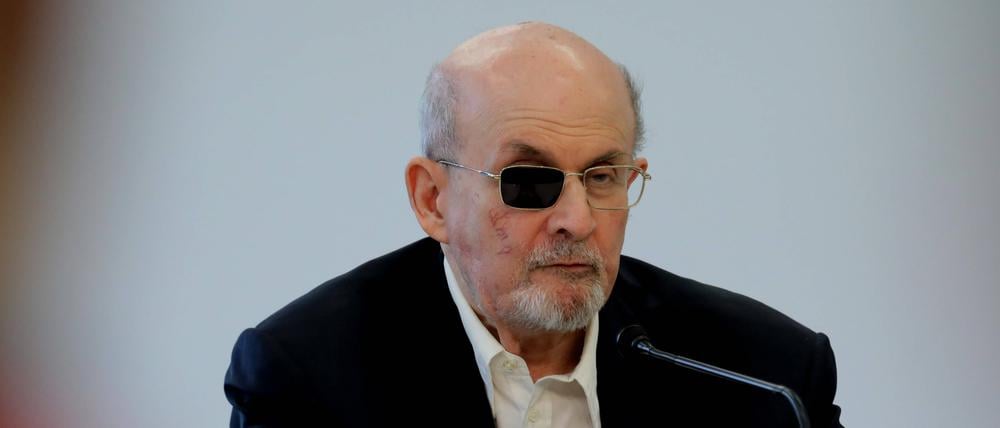 Salman Rushdie am Freitag früh in Frankfurt bei der traditionellen Pressekonferenz mit dem Friedenspreisträger.