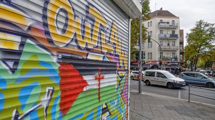 Sonnenallee Ecke Reuterstraße: Aufgemalte Palästinaflaggen gehören in Neukölln zum Straßenbild. An den Schulen tauchen sie häufig als Aufkleber auf. 