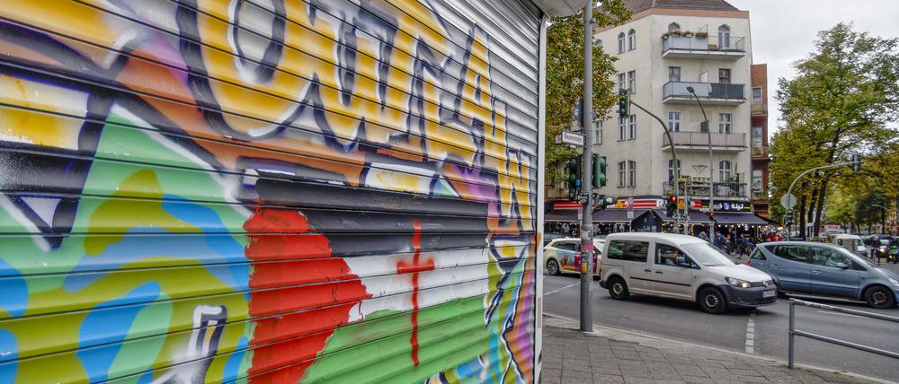 Sonnenallee Ecke Reuterstraße: Aufgemalte Palästinaflaggen gehören in Neukölln zum Straßenbild. An den Schulen tauchen sie häufig als Aufkleber auf. 