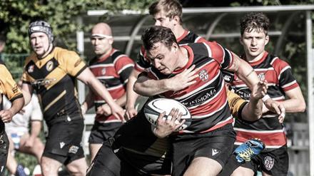 Der Berliner Rugby Club in den gestreiften Trikots will sich auch von Handschuhsheim nicht aufhalten lassen.