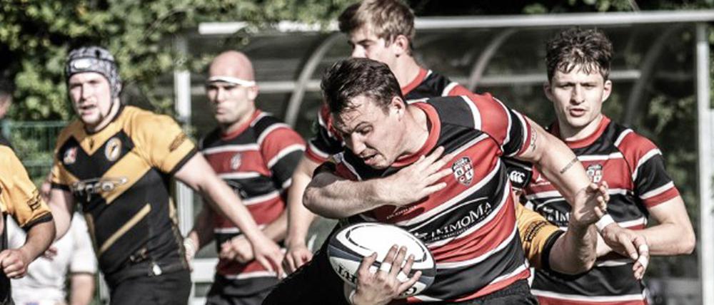 Der Berliner Rugby Club in den gestreiften Trikots will sich auch von Handschuhsheim nicht aufhalten lassen.