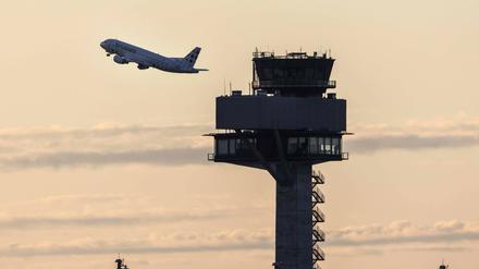 Ein Airbus der Fluglinie Brussels startet am Flughafen BER. (Symbolbild)