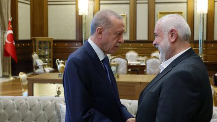 Der türkische Präsident Recep Tayyip Erdogan und der Leiter des politischen Büros der Hamas Ismail Haniyeh während eines offiziellen Treffens im Präsidentenkomplex in Ankara, am 26. Juli 2023. 