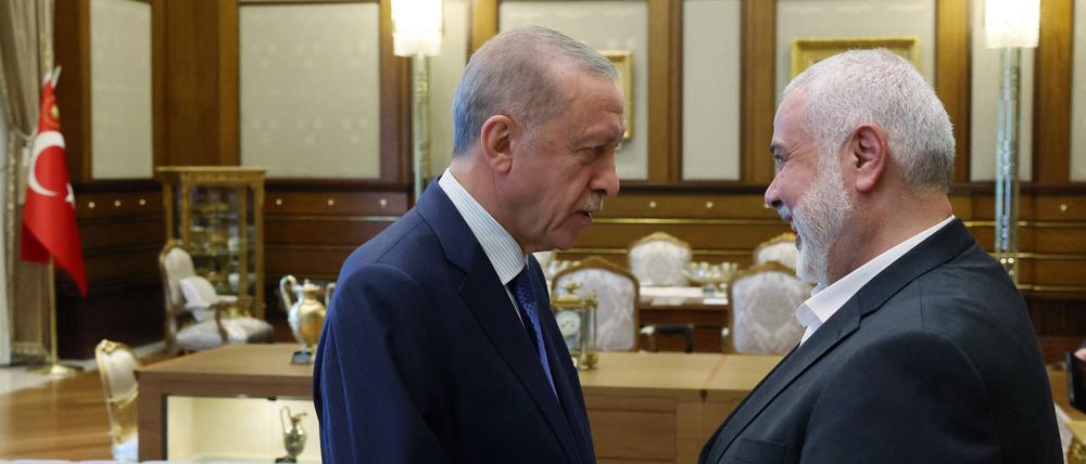 Der türkische Präsident Recep Tayyip Erdogan und der Leiter des politischen Büros der Hamas Ismail Haniyeh während eines offiziellen Treffens im Präsidentenkomplex in Ankara, am 26. Juli 2023.