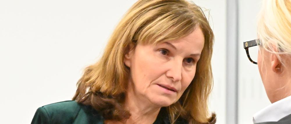 Die Lunapharm-Geschäftsführerin Susanne Krautz-Zeitel am Freitag im Landgericht Potsdam. Die Brandenburgerin bestreitet alle Vorwürfe.