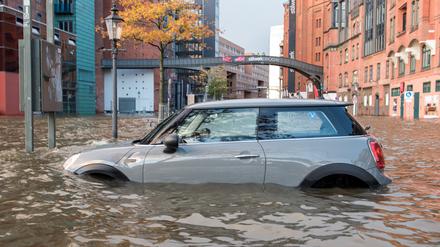 Ein Auto steht in Hamburg am Fischmarkt im Wasser. (Archivfoto)
