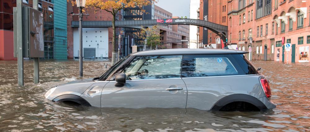 Ein Auto steht in Hamburg am Fischmarkt im Wasser. (Archivfoto)
