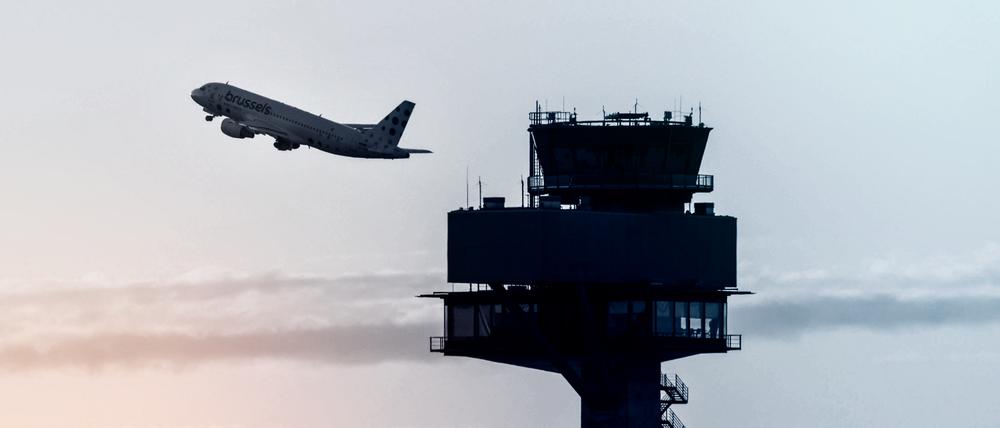 Ein Flugzeug hebt am Flughafen BER ab, (Symbolbild)