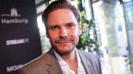 Daniel Brühl, Schauspieler, kommt zur Verleihung des Jupiter Award 2022. (Zu dpa: «Daniel Brühl findet seine neue Heimat Spanien "einfach friedfertiger") +++ dpa-Bildfunk +++