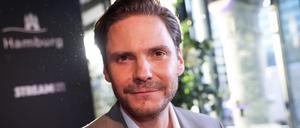 Daniel Brühl, Schauspieler, kommt zur Verleihung des Jupiter Award 2022. (Zu dpa: «Daniel Brühl findet seine neue Heimat Spanien "einfach friedfertiger") +++ dpa-Bildfunk +++