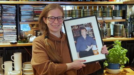 Claudia Volmerhaus, Wirtin des Lokals "Zwiebelfisch" am Charlottenburger Savignyplatz, mit einem Bild ihres verstorbenen Vaters Hartmut.