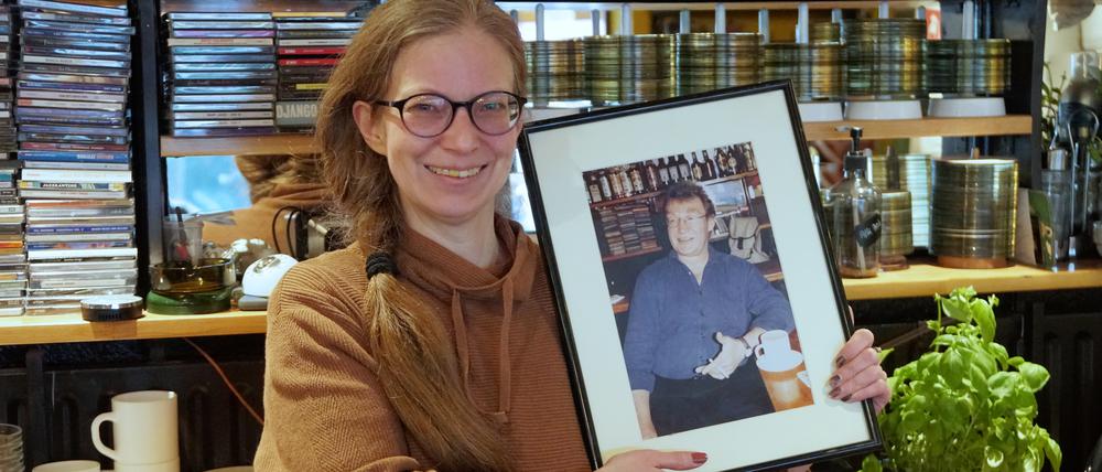 Claudia Volmerhaus, Wirtin des Lokals "Zwiebelfisch" am Charlottenburger Savignyplatz, mit einem Bild ihres verstorbenen Vaters Hartmut.