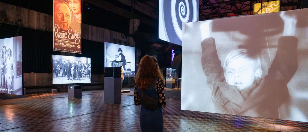 Im Maschinenraum des Kinos: Blick in die Ausstellung „Der deutsche Film - 1895 bis Heute“ in der Gebläsehalle der Weltkulturerbestätte Völklinger Hütte.