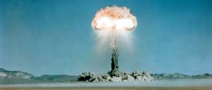Ein Atompilz steigt nach der Explosion einer Atombombe über dem Testgelände in der Wüste von Nevada auf. (Undatiert).