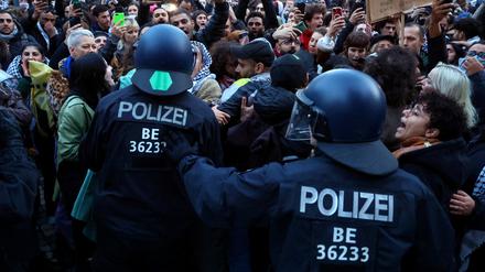 Bei pro-palästinensischen Demonstrationen kommt es immer wieder zu Festnahmen der Polizei.