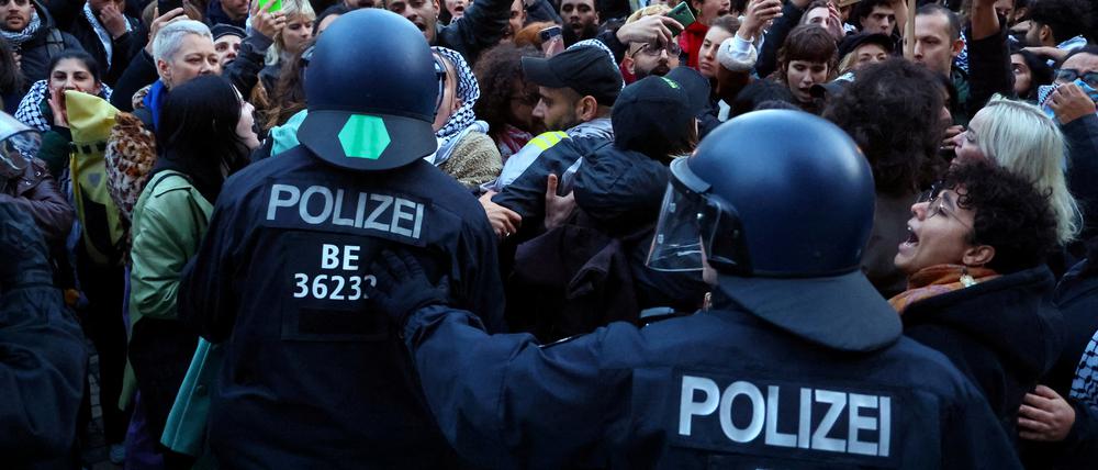 Bei pro-palästinensischen Demonstrationen kommt es immer wieder zu Festnahmen der Polizei.