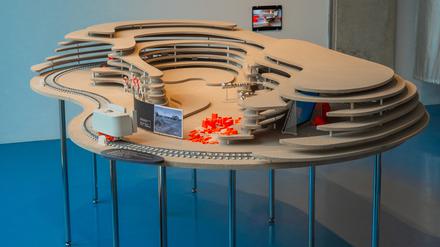 Die Ausstellung „Airbound. Sensing Collective Futures“ behandelt dringliche geo-politische Themen.