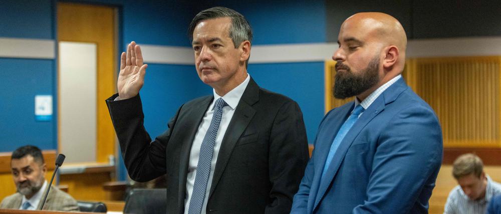 Kenneth Chesebro (l.)