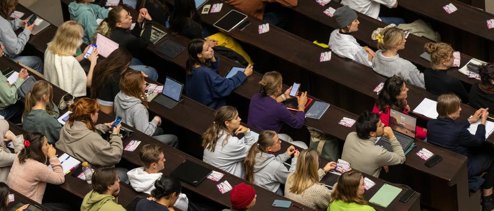Studenten nehmen an der Einführungsveranstaltung einer Universität teil. Mit der für kommendes Jahr geplanten Einführung des 29-Euro-Tickets in Berlin ist die Zukunft des Semestertickets an vielen Hochschulen ungewiss.