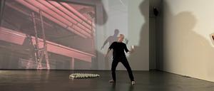 Stefan Sing erfand das „organic juggling“. Hier in einer Performance in der Ausstellung von Ming Wong und Asta Gröting.