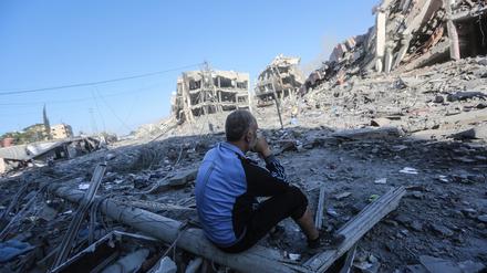 Ein Palästinenser blickt auf zerstörte Gebäude nach einer Bombardierung von Gaza-Stadt.