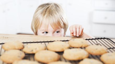 Ich war’s nicht: Wenn Kinder das trotz Krümeln um denn Mund behaupten, sollten Eltern locker bleiben.