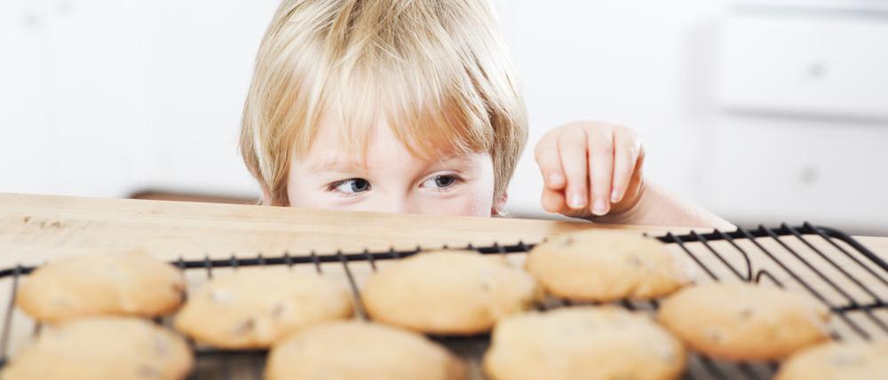 Ich war’s nicht: Wenn Kinder das trotz Krümeln um denn Mund behaupten, sollten Eltern locker bleiben.