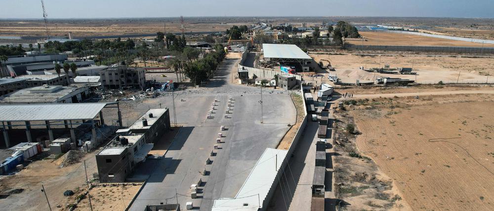 Ein Lastwagenkonvoi kommt mit humanitären Hilfsgütern aus Ägypten über den Grenzübergang Rafah in den Gazastreifen.