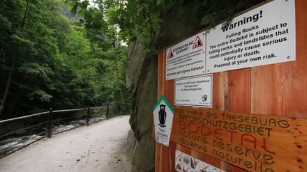 Vor den Gefahren des Steinschlags beim Wandern auf der «Schurre» zwischen Thale und Treseburg warnen diese Schilder im Bodetal.