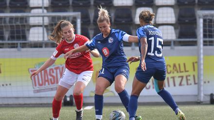 Kapitänin Jennifer Cramer (Mi.) geht bei Turbine Potsdam mit ihrer Erfahrung voran. 