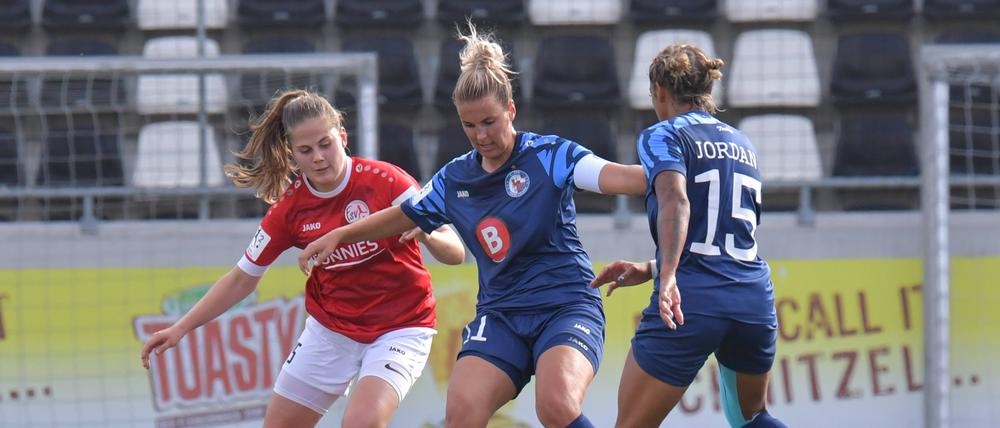 Kapitänin Jennifer Cramer (Mi.) geht bei Turbine Potsdam mit ihrer Erfahrung voran. 