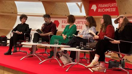 Von links: Sasha Marianna Salzmann, Tomer Dotan-Drefus, Eva Menasse, Julia Franck, Deborah Feldman und Dana Vowinckel. 