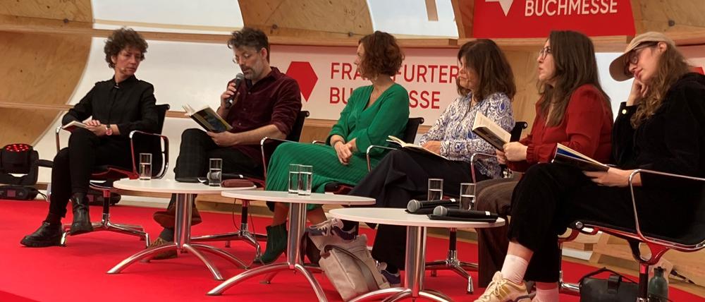 Von links: Sasha Marianna Salzmann, Tomer Dotan-Drefus, Eva Menasse, Julia Franck, Deborah Feldman und Dana Vowinckel. 