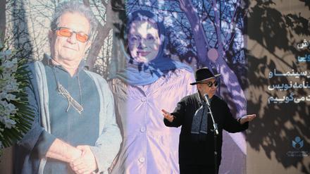 Der iranische Filmemacher Bahman Farmanara spricht am 18. Oktober in Teheran bei der Trauerfeier für seinen Kollegen Dariusch Mehrdschui und dessen Frau Wahideh Mohammadifar. Beide wurden unter ungeklärten Umständen ermordet. 