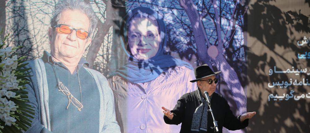 Der iranische Filmemacher Bahman Farmanara spricht am 18. Oktober in Teheran bei der Trauerfeier für seinen Kollegen Dariusch Mehrdschui und dessen Frau Wahideh Mohammadifar. Beide wurden unter ungeklärten Umständen ermordet.