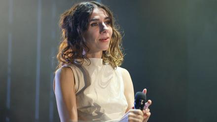 Wartet nach jedem Song den tosenden Applaus erhaben ab und lässt sich feiern: PJ Harvey.