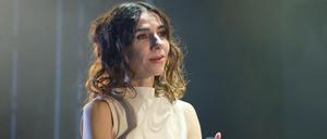 Wartet nach jedem Song den tosenden Applaus erhaben ab und lässt sich feiern: PJ Harvey.