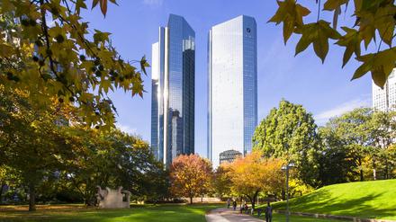 Türme der Deutschen Bank in Frankfurt am Main vor grüner Kulisse