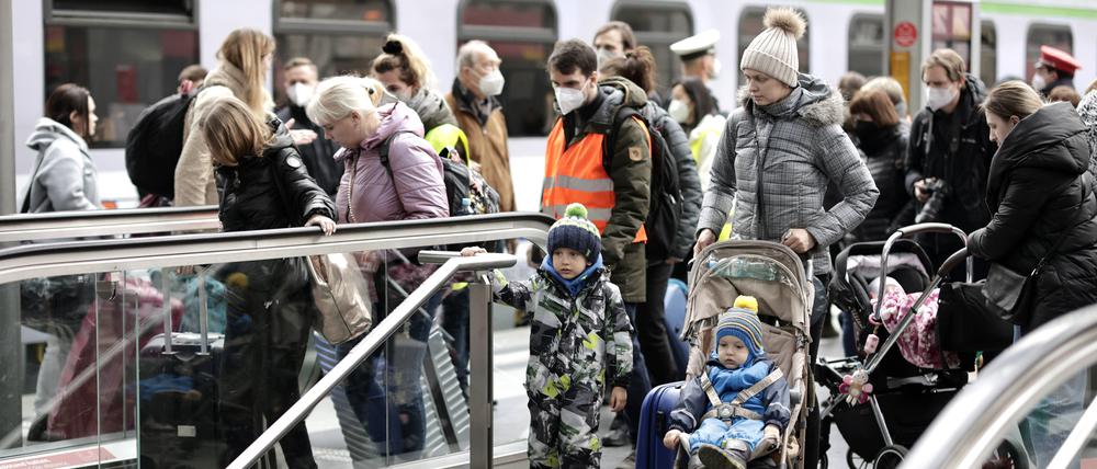 Kriegsflüchtlinge aus der Ukraine kommen am Berliner Hauptbahnhof an. Es sind überwiegend Frauen und Kinder, aber zum Teil auch wehrfähige Männer. 