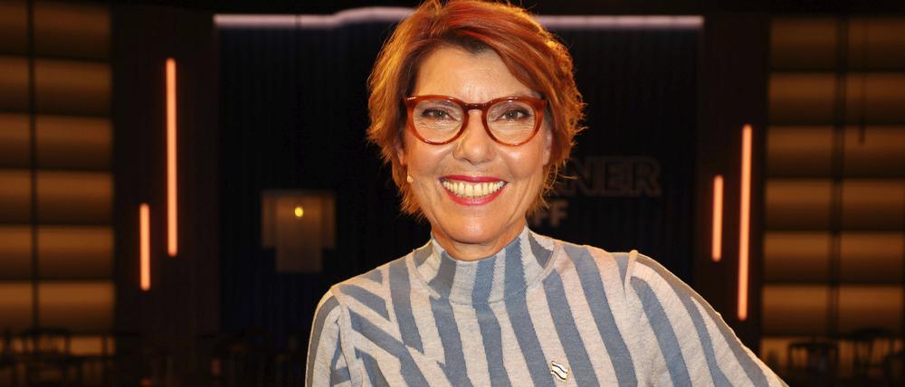 Die Moderatorin Bettina Böttinger im WDR-Studio.