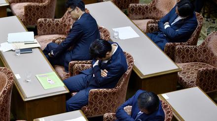 Japanische Abgeordnete schlafen während einer Unterbrechung des Sonderausschusses des Oberhauses für Sicherheitsgesetze im Parlament. 